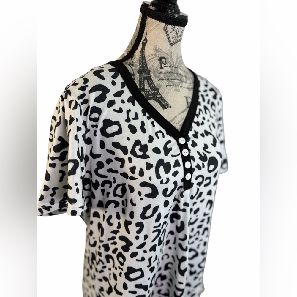Shirley & Stone Leopard Print V-Neck Henley Top Black White Size M - Picture 3 of 11